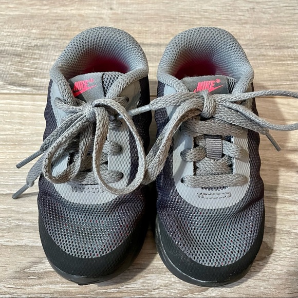 Nike Air Max Invigor 749577-006 Size 6C Sneaker Black Pink Grey - Picture 5 of 10